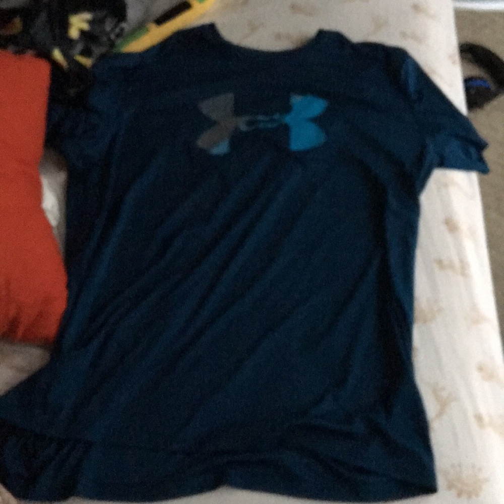 I am selling this xl underarmour t-shirt